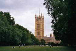 London - Victoria Tower Gardens, June 2005 Wallpaper