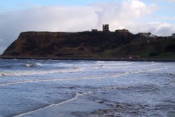 THE NORTH BAY LOOKING UP AT SCARBOROUGH CASTLE, IN SCARBOROUGH, NORTH YORKSHIRE Wallpaper