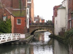 Newbury, Berkshire. Bridge in town centre, over Kennet & Avon Canal Wallpaper