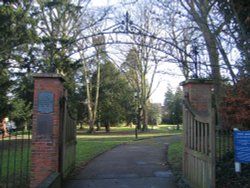 Tring Memorial Gardens, Hertfordshire. Dedicated to those who gave their lives 1939 - 1945 WW2 Wallpaper