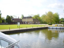 BECCLES. RIVER WAVENEY
NORFOLK BROADS Wallpaper