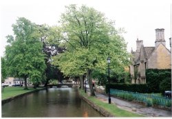 A picture from Bourton-on-the-water, in The Costwolds Wallpaper