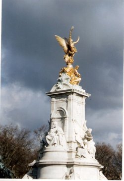 this is a statue in front of Buckingham palace. London