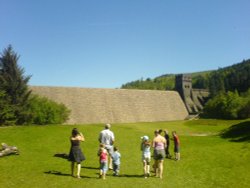 Ladybower Reservoir dam, Derbyshire Wallpaper