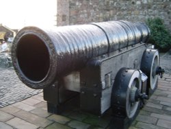 The ancient cannon, Mons Meg, at Edinburgh Castle. Wallpaper