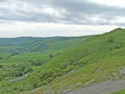 A view over Castleton with one of the peaks of Winnats Pass on the right (04-05-2006) Wallpaper