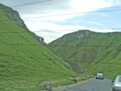 Looking back at Winnats Pass coming from Castleton =) (04-05-2006) Wallpaper