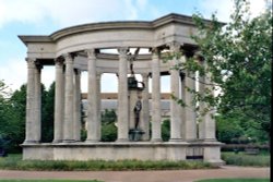 Cardiff - Alexandra Gardens, War Memorial Wallpaper