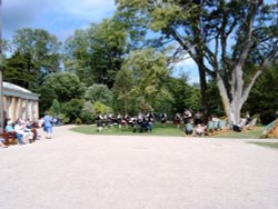 City of Bradford Pipe Band and Dancers at Sewerby Hall July 9th 2006 Wallpaper