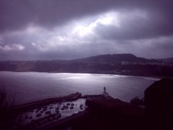 Scarborough Harbour and in the distance Olivers Mount war memorial. Wallpaper