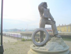 Mariners Monument. Lowestoft, Suffolk Wallpaper