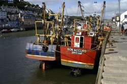 Fishing boats in Looe harbour, Cornwall. Sept 2005 Wallpaper