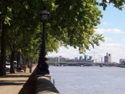 River Thames - Looking towards Chelsea Bridge from Chelsea Embankment Wallpaper