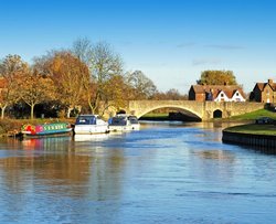 Abingdon Bridge over the Thames, Abingdon, Oxfordshire. Wallpaper