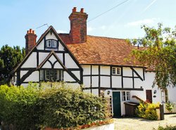 Old House in Manor Road, old town, Didcot, Oxfordshire. Wallpaper