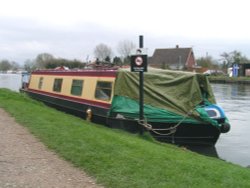 Home on the canal at Slimbridge, Gloucestershire Wallpaper