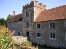 Ightham Mote
14th century Manor House
Kent Wallpaper