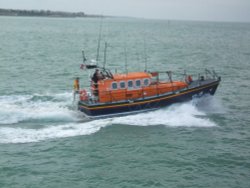 Margate lifeboat returning with supplies from Ramsgate. Wallpaper