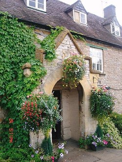 The White Hart Pub, Newbold on Stour. September 2006.