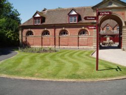 rotunda lawn looking at coach house Wallpaper