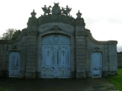 Wrest Park Gates, Silsoe, Bedfordshire Wallpaper