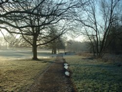 Cassiobury Park, Watford. A cold and frosty morning Wallpaper