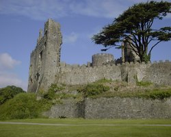Laugharne Castle, Carmarthenshire, Wales Wallpaper