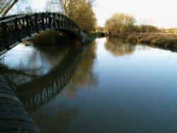 Where the Oxford Canal merges with the River Cherwell at Enslow, near Bletchingdon, Oxon. Wallpaper