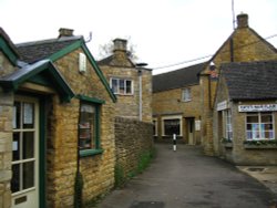 Honey coloured houses, Bourton-on-the-Water, Gloucestershire. Wallpaper