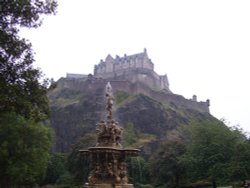 Edinburgh Castle from Princes Street Gardens, Edinburgh, Midlothian, Scotland. Wallpaper