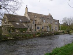 Cottage on River Coln, Fairford, Gloucestershire Wallpaper