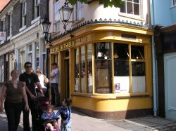 The Nutshell - Smallest pub in Britain!
Bury St Edmunds, Suffolk Wallpaper