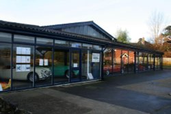 Beaulieu Garage, trading in classic cars, Beaulieu, Hampshire Wallpaper