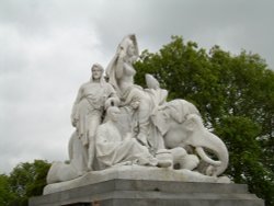 Corner sculpture of Prince Albert Memorial, London Wallpaper