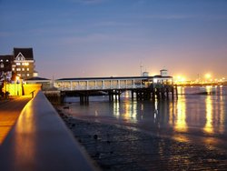 Gravesend pier - River Thames at night Wallpaper