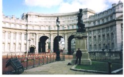 Statue of Captain James Cook at Admiralty Arch, London Wallpaper