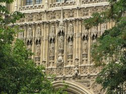 Statues on the Palace of Westminster, central London Wallpaper