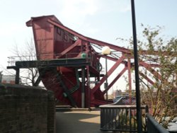 Bridge along the Thames in the east end Wallpaper