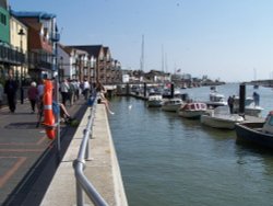 Walking along river Arun in Littlehampton Easter 2007 Wallpaper