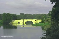 Dawn view of the Grand Bridge across the Queen Pool Wallpaper