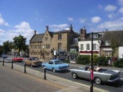 Classic cars driving through Chipping Norton Wallpaper