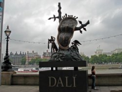 London - Dali in front of the Eye Wallpaper