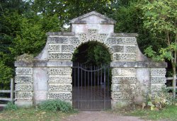 Side gate, Clumber Country Park, Worksop, Nottinghamshire Wallpaper