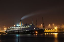 Queen Elizabeth 2 (Qe2) - Night Shot Wallpaper