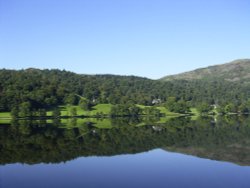 Septermber Morning reflcetions on Grasmere, Cumbria Wallpaper