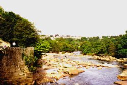 The River Swale at Richmond, North Yorkshire. Wallpaper