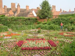 Elizabethan Knot Garden Wallpaper