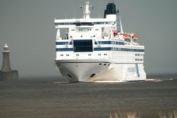 A Queen arrives in the Tyne. Wallpaper