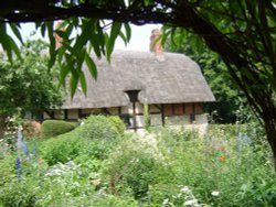 Anne Hathaway's cottage Wallpaper