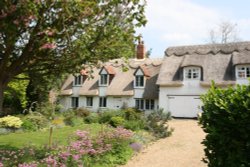 Thatched cottages in Dalham village Wallpaper